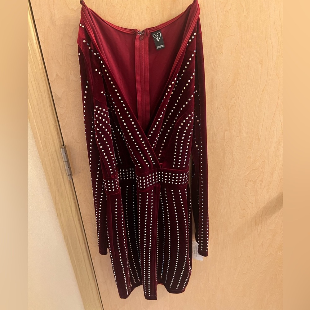 Windsor dress. Size Small. Color: Burgundy. Velvet material. - Picture 2 of 4